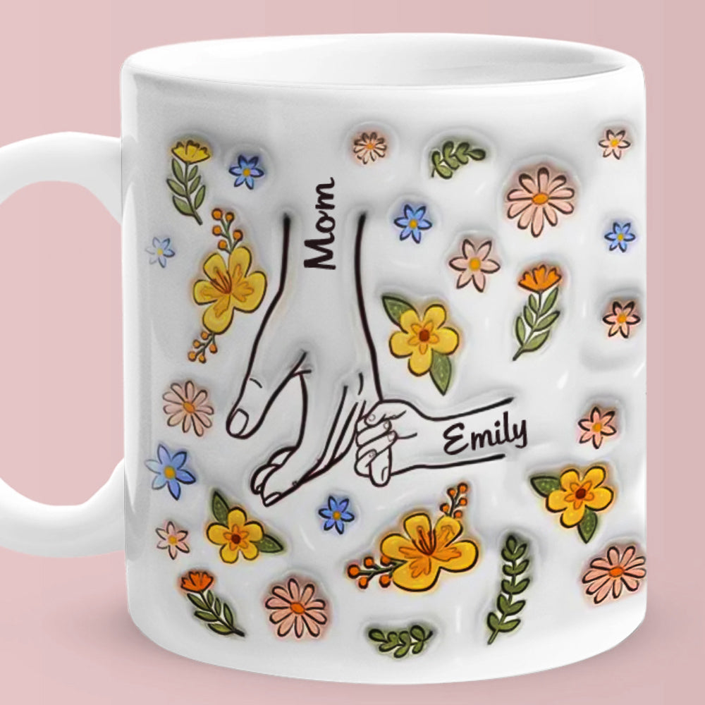 Taza personalizada con nombres grabados de la mano y flores para el Día de la Madre