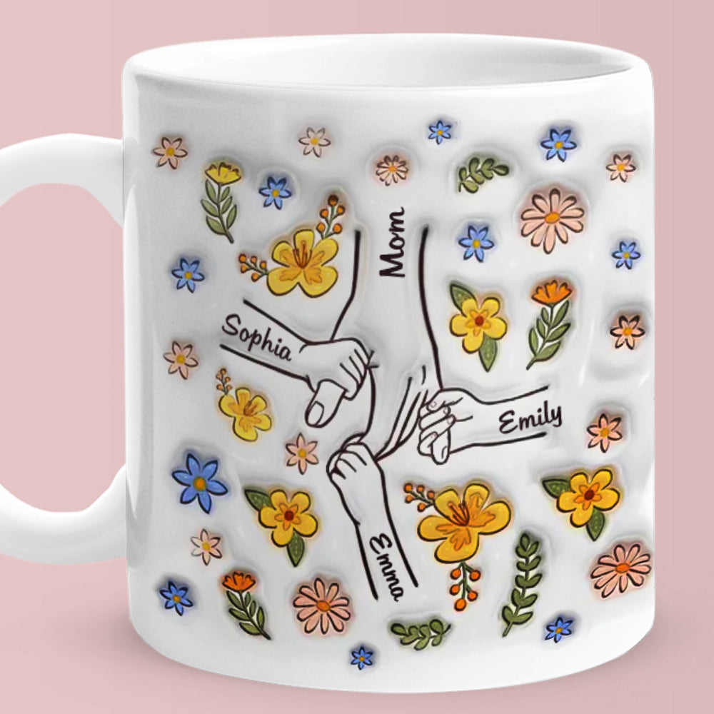 Taza personalizada con nombres grabados de la mano y flores para el Día de la Madre