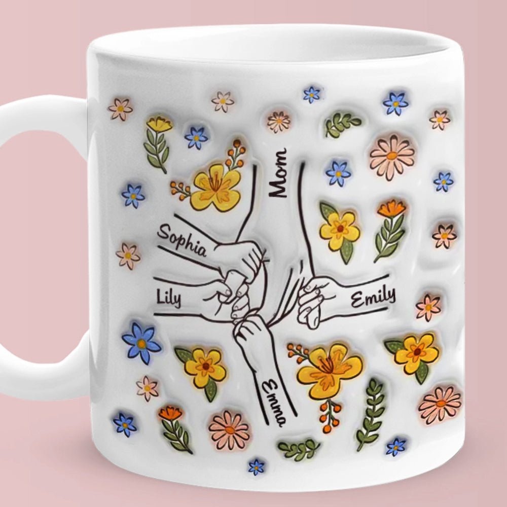 Taza personalizada con nombres grabados de la mano y flores para el Día de la Madre