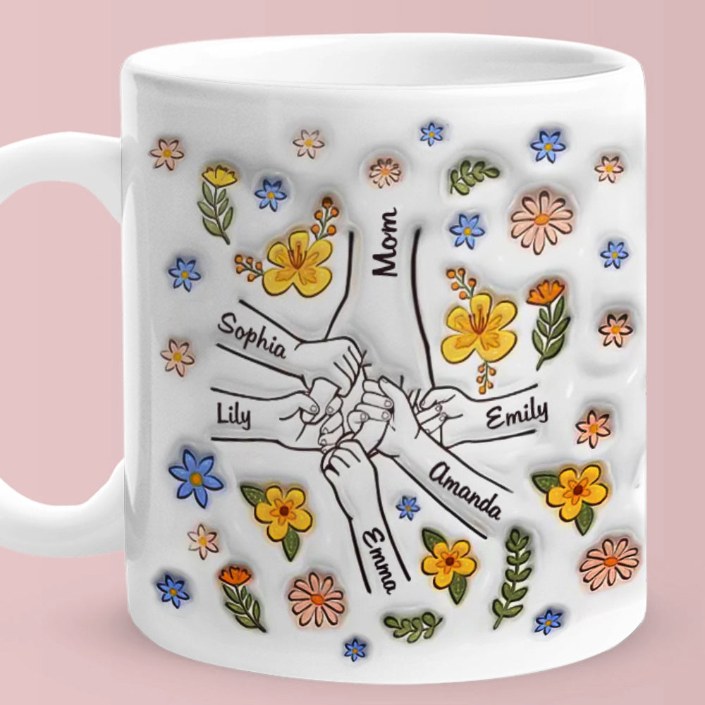Taza personalizada con nombres grabados de la mano y flores para el Día de la Madre