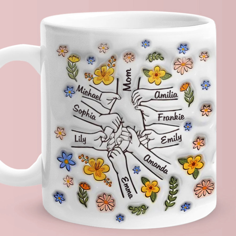 Taza personalizada con nombres grabados de la mano y flores para el Día de la Madre
