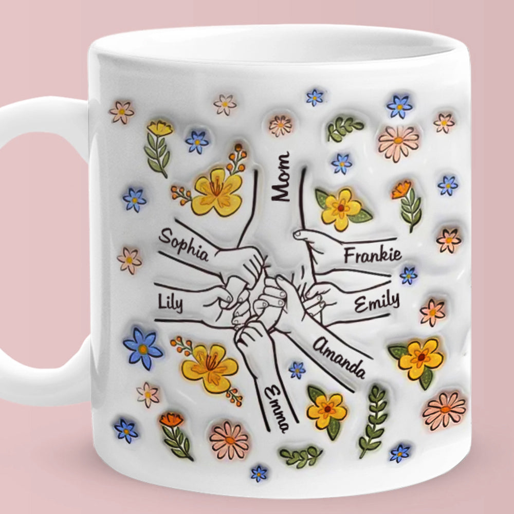 Taza personalizada con nombres grabados de la mano y flores para el Día de la Madre
